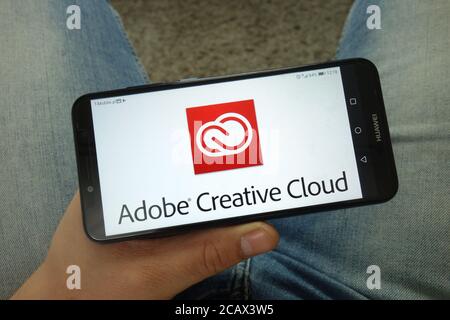 Mann hält Smartphone mit Adobe Creative Cloud-Logo Stockfoto