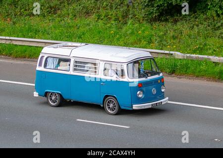 1972 70er Jahre blau weiß Volkswagen Wohnwagen und Wohnmobile, Wohnmobil auf britischen Straßen, Wohnmobil, Familienurlaub, Karawanentouren, Wohnwagen-Urlaub. VW 1972 T2 Bay Window Kombi LHD 1500cc Westfalia van Umbauten, Vanagon autohome, Volkswagen T2 ‘Bay Window’ Wohnmobil Leben auf der Straße M6 Autobahn Stockfoto