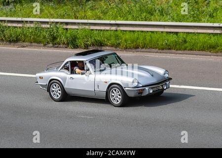 1972 70er Jahre silberner Triumph Spitfire Sportwagen; Mk IV (Mark 4) Hardtop Fahrzeug-Verkehrsbewegung Fahrzeuge, Autos, die Fahrzeuge auf britischen Straßen fahren, Motoren, Fahren auf der Autobahn M6. Stockfoto