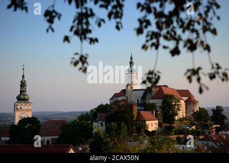 Mikulov, Tschechische Republik. August 2020. Sonnenuntergang über Mikulov, Altstadt und Burg Mikulov, Südmährische Region, Tschechische Republik, Europa. Die Stadt Mikulov ist Teil der historischen Region Mähren, direkt an der Grenze zu Niederösterreich. Mikulov liegt zwischen der Pawlowske vrchy Hügellandschaft und dem Rand des Mikulov-Hochlandes, das sich bis zum Thaya-Fluss und den drei Nove Mlyny-Stauseen erstreckt. Quelle: Slavek Ruta/ZUMA Wire/Alamy Live News Stockfoto