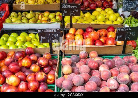 Pfirsiche, Nektarinen und andere Früchte zum Verkauf auf einem Markt Stockfoto