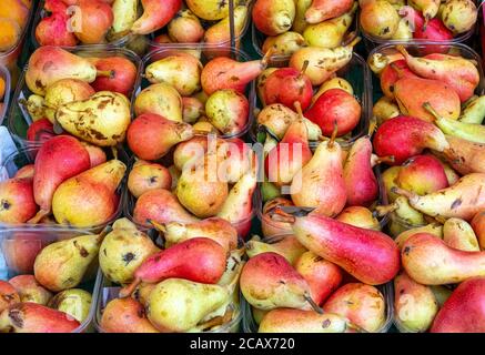 Rote und gelbe Birnen zum Verkauf auf einem Markt Stockfoto