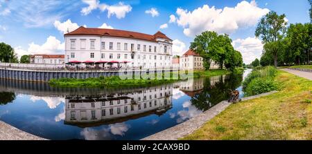 Blick auf das Schloss Oranienburg mit den Ufern des Flusses Havel im Vordergrund Stockfoto