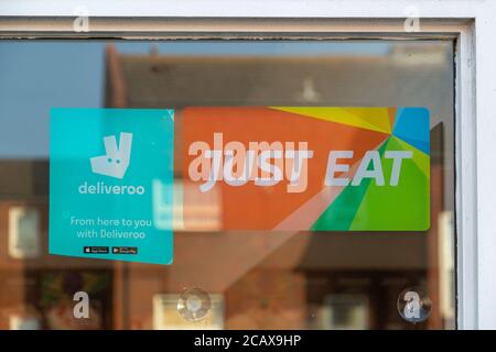 Ein deliveroo und nur essen Zeichen im Fenster Ein Restaurant oder zum Mitnehmen Stockfoto