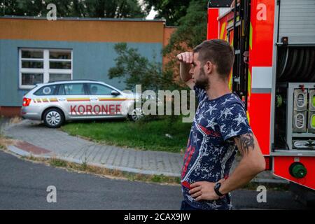 Bohumin, Tschechische Republik. August 2020. Am 8. August 2020 starben bei einem Brand in einem Fertighaus in Bohumin, Tschechien. Alle 11 Opfer des Bohumin-Hauses wohnten in einer Wohnung im 11. Stock, wo ein Feuer ausbrach. Sechs starben im Inneren, fünf nach dem Sprung aus dem Fenster. Alles deutet darauf hin, dass tödliche Bohumin Feuer Brandanschlag war. Zu den Opfern gehören drei Kinder. Auf dem Foto beobachtet ein Mann Rettungsarbeiten. Kredit: Vladimir Prycek/CTK Foto/Alamy Live Nachrichten Stockfoto