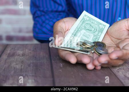 Nahaufnahme der Hand des Mannes, der uns Dollar zählt Stockfoto