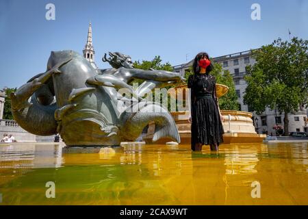 09/08/20 London, Vereinigtes Königreich. XR-Aktivisten haben die Treppen des Trafalgar Square abgedeckt. Mit gefälschtem Blut zum Internationalen Tag der indigenen Völker der Welt Stockfoto