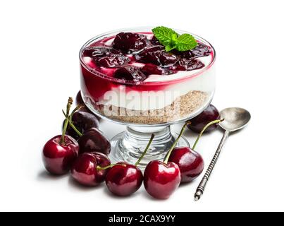 Hausgemachter Käsekuchen mit Kirschmarmelade in einer Dessertschüssel aus Glas Isoliert auf Weiß Stockfoto