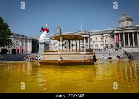 09/08/20 London, Vereinigtes Königreich. XR-Aktivisten haben die Treppen des Trafalgar Square abgedeckt. Mit gefälschtem Blut zum Internationalen Tag der indigenen Völker der Welt Stockfoto