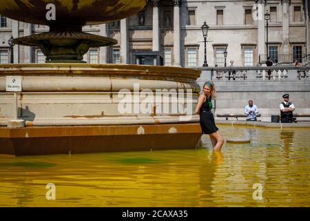 09/08/20 London, Vereinigtes Königreich. XR-Aktivisten haben die Treppen des Trafalgar Square abgedeckt. Mit gefälschtem Blut zum Internationalen Tag der indigenen Völker der Welt Stockfoto