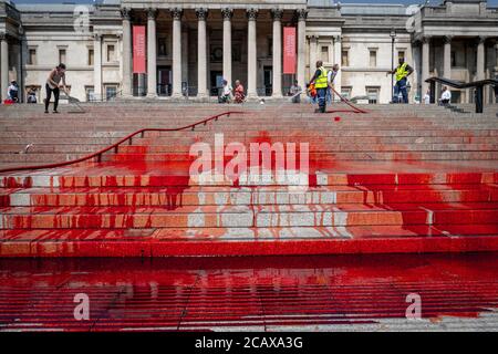 09/08/20 London, Vereinigtes Königreich. XR-Aktivisten haben die Treppen des Trafalgar Square abgedeckt. Mit gefälschtem Blut zum Internationalen Tag der indigenen Völker der Welt Stockfoto