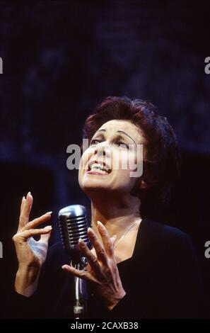 PIAF by Pam Gems Design: John Gunter Beleuchtung: David Hersey Regie: Peter Hall Elaine Paige (Edith Piaf)Piccadilly Theatre, London W1 13/12/1993 Stockfoto