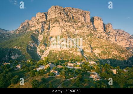 Dorf von Vikos bei Zagori (oder Zagorochoria oder Zagorohoria) in Pindus Gebirge, Griechenland Stockfoto