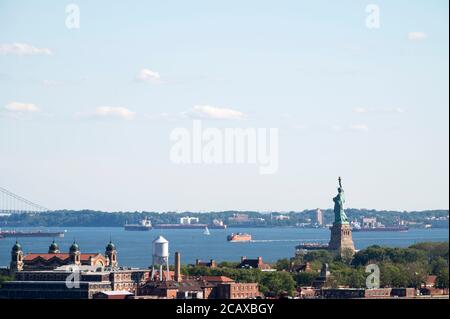 Lady Liberty und Ellis Island überwachen den Hafen von NY. Blick von Jersey City, NJ Stockfoto