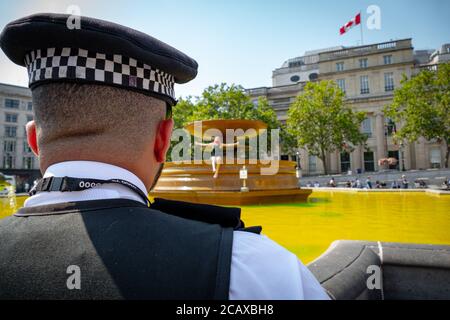 09/08/20 London, Vereinigtes Königreich. XR-Aktivisten haben die Treppen des Trafalgar Square abgedeckt. Mit gefälschtem Blut zum Internationalen Tag der indigenen Völker der Welt Stockfoto