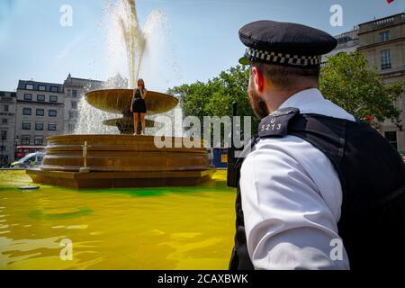 09/08/20 London, Vereinigtes Königreich. XR-Aktivisten haben die Treppen des Trafalgar Square abgedeckt. Mit gefälschtem Blut zum Internationalen Tag der indigenen Völker der Welt Stockfoto