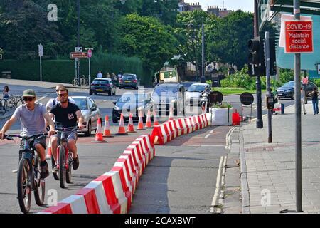 Bristol, Großbritannien. August 2020. 9./8./2020.Neue soziale Distanzierfahrbahnen werden in Bristol am Dreieck eingeführt, um Fußgänger und Autofahrer zu trennen. Bild: Robert Timoney/Alamy Live News Stockfoto