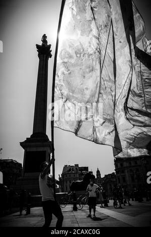 09/08/20 London, Vereinigtes Königreich. XR-Aktivisten haben die Treppen des Trafalgar Square abgedeckt. Mit gefälschtem Blut zum Internationalen Tag der indigenen Völker der Welt Stockfoto
