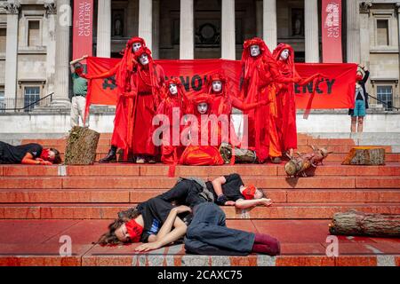09/08/20 London, Vereinigtes Königreich. XR-Aktivisten haben die Treppen des Trafalgar Square abgedeckt. Mit gefälschtem Blut zum Internationalen Tag der indigenen Völker der Welt Stockfoto