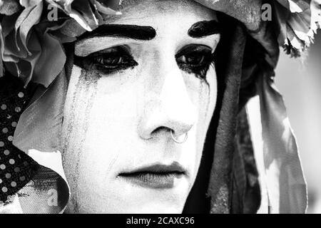 09/08/20 London, Vereinigtes Königreich. XR-Aktivisten haben die Treppen des Trafalgar Square abgedeckt. Mit gefälschtem Blut zum Internationalen Tag der indigenen Völker der Welt Stockfoto