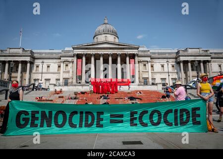 09/08/20 London, Vereinigtes Königreich. XR-Aktivisten haben die Treppen des Trafalgar Square abgedeckt. Mit gefälschtem Blut zum Internationalen Tag der indigenen Völker der Welt Stockfoto