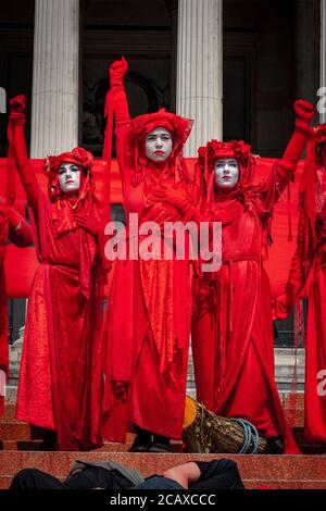 09/08/20 London, Vereinigtes Königreich. XR-Aktivisten haben die Treppen des Trafalgar Square abgedeckt. Mit gefälschtem Blut zum Internationalen Tag der indigenen Völker der Welt Stockfoto
