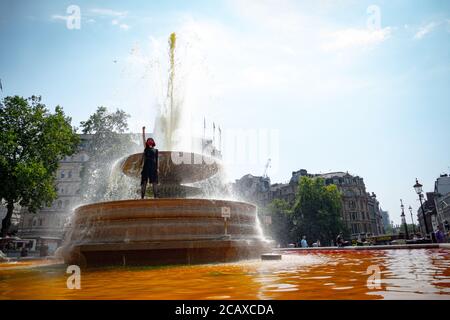 09/08/20 London, Vereinigtes Königreich. XR-Aktivisten haben die Treppen des Trafalgar Square abgedeckt. Mit gefälschtem Blut zum Internationalen Tag der indigenen Völker der Welt Stockfoto