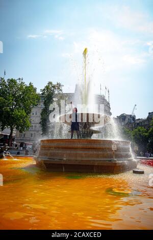 09/08/20 London, Vereinigtes Königreich. XR-Aktivisten haben die Treppen des Trafalgar Square abgedeckt. Mit gefälschtem Blut zum Internationalen Tag der indigenen Völker der Welt Stockfoto