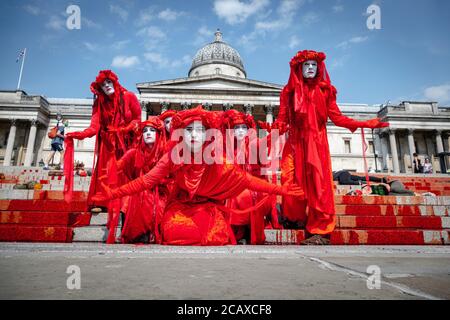 09/08/20 London, Vereinigtes Königreich. XR-Aktivisten haben die Treppen des Trafalgar Square abgedeckt. Mit gefälschtem Blut zum Internationalen Tag der indigenen Völker der Welt Stockfoto