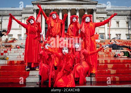 09/08/20 London, Vereinigtes Königreich. XR-Aktivisten haben die Treppen des Trafalgar Square abgedeckt. Mit gefälschtem Blut zum Internationalen Tag der indigenen Völker der Welt Stockfoto
