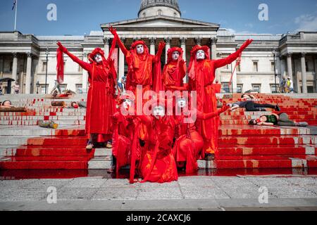 09/08/20 London, Vereinigtes Königreich. XR-Aktivisten haben die Treppen des Trafalgar Square abgedeckt. Mit gefälschtem Blut zum Internationalen Tag der indigenen Völker der Welt Stockfoto