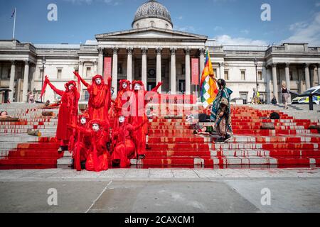 09/08/20 London, Vereinigtes Königreich. XR-Aktivisten haben die Treppen des Trafalgar Square abgedeckt. Mit gefälschtem Blut zum Internationalen Tag der indigenen Völker der Welt Stockfoto