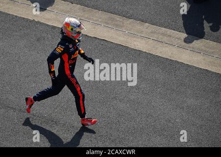 Der niederländische Red Bull-Pilot Max Verstappen feiert den Sieg beim Formel-1-Grand-Prix zum 70. Jubiläum auf der Rennstrecke Silverstone Race in Northampton. Stockfoto