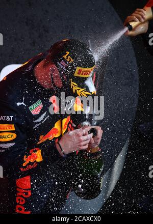 Der niederländische Sieger Max Verstappen (L) von Red Bull wird beim Formel-1-Grand-Prix zum 70-jährigen Jubiläum auf der Silverstone Race Circuit in Northampton vom zweitrangligen Mercedes-Briten Lewis Hamilton (R) mit Champagner besprüht. Stockfoto