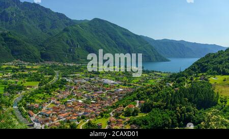 Das Caffaro-Tal mit dem Idrosee, in der Nähe von Bagolino in der Provinz Brescia, Lombardei, Italien, von der Straße von Cerreto aus gesehen Stockfoto