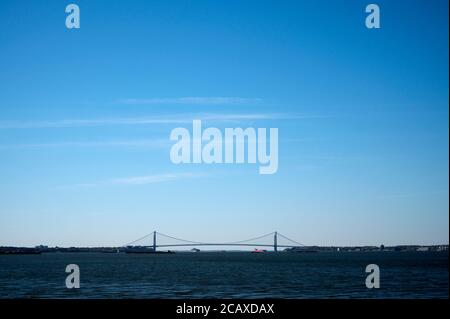 Blick auf den Hafen von NY und die Verrazzano Narrows Bridge vom Liberty State Park. Jersey City, New Jersey Stockfoto
