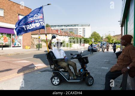 Wembley Park, Großbritannien. 9. August 2020 Ezra, Rastas für Trump auf seinem maßgeschneiderten "Trump Train" Roller. Kredit: Amanda Rose/Alamy Live Nachrichten Stockfoto