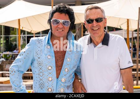 7. August 2020, Berlin, das Estrel Showtheater spaziert mit 'ELVIS - The Musical' als einer der ersten Organisatoren nach der Corona-Sperre! Aus diesem Grund lud das Eventhotel zur Pressekonferenz auf dem Panoramafot 'Schoneberg' der Reederei Riedel nach Berlin ein. Grahame Patrick, bekannt als der beste Elvis-Interpret der Welt, spielte einige Songs aus dem Musical an Deck des Bootes vor der Kulisse Berlins. Am 12. August 2020 startet 'ELVIS - das Musical' im Rahmen von 'STars in Concert' mit anekdotischen Szenen, Originalfilmsequenzen und aufwändigen Choreografien Stockfoto