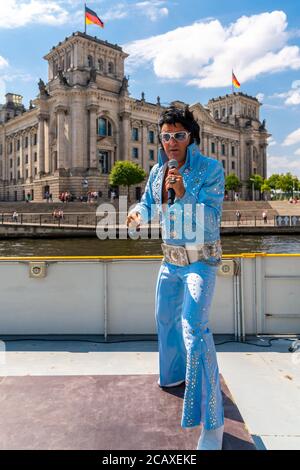 7. August 2020, Berlin, das Estrel Showtheater spaziert mit 'ELVIS - The Musical' als einer der ersten Organisatoren nach der Corona-Sperre! Aus diesem Grund lud das Eventhotel zur Pressekonferenz auf dem Panoramafot 'Schoneberg' der Reederei Riedel nach Berlin ein. Grahame Patrick, bekannt als der beste Elvis-Interpret der Welt, spielte einige Songs aus dem Musical an Deck des Bootes vor der Kulisse Berlins. Am 12. August 2020 startet 'ELVIS - das Musical' im Rahmen von 'STars in Concert' mit anekdotischen Szenen, Originalfilmsequenzen und aufwändigen Choreografien Stockfoto