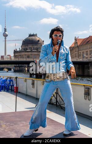 7. August 2020, Berlin, das Estrel Showtheater spaziert mit 'ELVIS - The Musical' als einer der ersten Organisatoren nach der Corona-Sperre! Aus diesem Grund lud das Eventhotel zur Pressekonferenz auf dem Panoramafot 'Schoneberg' der Reederei Riedel nach Berlin ein. Grahame Patrick, bekannt als der beste Elvis-Interpret der Welt, spielte einige Songs aus dem Musical an Deck des Bootes vor der Kulisse Berlins. Am 12. August 2020 startet 'ELVIS - das Musical' im Rahmen von 'STars in Concert' mit anekdotischen Szenen, Originalfilmsequenzen und aufwändigen Choreografien Stockfoto