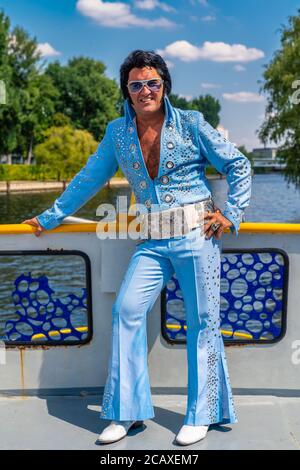 7. August 2020, Berlin, das Estrel Showtheater spaziert mit 'ELVIS - The Musical' als einer der ersten Organisatoren nach der Corona-Sperre! Aus diesem Grund lud das Eventhotel zur Pressekonferenz auf dem Panoramafot 'Schoneberg' der Reederei Riedel nach Berlin ein. Grahame Patrick, bekannt als der beste Elvis-Interpret der Welt, spielte einige Songs aus dem Musical an Deck des Bootes vor der Kulisse Berlins. Am 12. August 2020 startet 'ELVIS - das Musical' im Rahmen von 'STars in Concert' mit anekdotischen Szenen, Originalfilmsequenzen und aufwändigen Choreografien Stockfoto