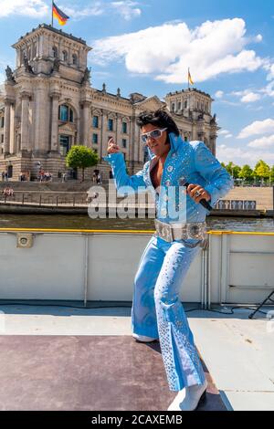 7. August 2020, Berlin, das Estrel Showtheater spaziert mit 'ELVIS - The Musical' als einer der ersten Organisatoren nach der Corona-Sperre! Aus diesem Grund lud das Eventhotel zur Pressekonferenz auf dem Panoramafot 'Schoneberg' der Reederei Riedel nach Berlin ein. Grahame Patrick, bekannt als der beste Elvis-Interpret der Welt, spielte einige Songs aus dem Musical an Deck des Bootes vor der Kulisse Berlins. Am 12. August 2020 startet 'ELVIS - das Musical' im Rahmen von 'STars in Concert' mit anekdotischen Szenen, Originalfilmsequenzen und aufwändigen Choreografien Stockfoto