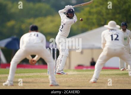 Hampshire Ian Holland wird von Middlesex's Sam Robson am zweiten Tag des Bob Willis Trophy-Spiels im Radlett Cricket Club, Radlett, hinter sich gelassen. Stockfoto