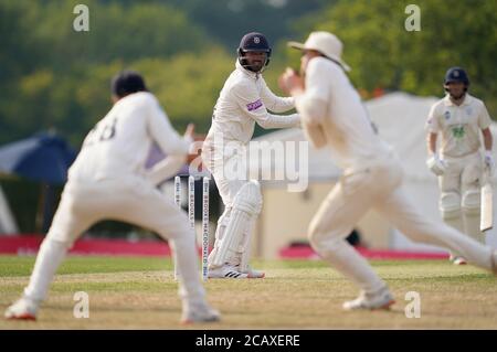 Hampshire Ian Holland wird von Middlesex's Sam Robson am zweiten Tag des Bob Willis Trophy-Spiels im Radlett Cricket Club, Radlett, hinter sich gelassen. Stockfoto