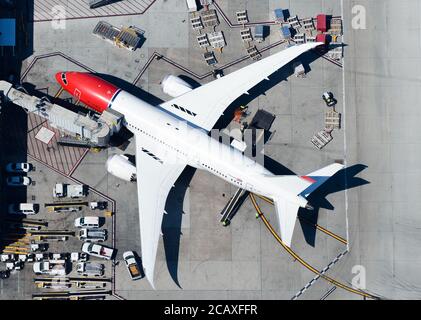 Norwegian Air Boeing 787 am LAX Airport dockte an eine Jet-Brücke an. Norwegian Air Shuttle Dreamliner Aircraft registriert als LN-LNC. Stockfoto