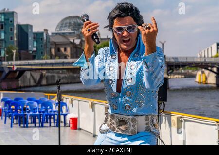 7. August 2020, Berlin, das Estrel Showtheater spaziert mit 'ELVIS - The Musical' als einer der ersten Organisatoren nach der Corona-Sperre! Aus diesem Grund lud das Eventhotel zur Pressekonferenz auf dem Panoramafot 'Schoneberg' der Reederei Riedel nach Berlin ein. Grahame Patrick, bekannt als der beste Elvis-Interpret der Welt, spielte einige Songs aus dem Musical an Deck des Bootes vor der Kulisse Berlins. Am 12. August 2020 startet 'ELVIS - das Musical' im Rahmen von 'STars in Concert' mit anekdotischen Szenen, Originalfilmsequenzen und aufwändigen Choreografien Stockfoto