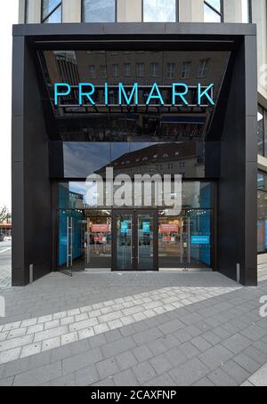 1. August 2020, Kiel, der Eingangsbereich des PRIMARK-Shops in der Kieler Holstenstraße. Der internationale Textildiscounter eröffnete im November 2019 eine Filiale in der Fußgängerzone der Landeshauptstadt. --- nur für redaktionelle Zwecke! --- nur für redaktionelle Verwendung! --- weltweit im Einsatz Stockfoto