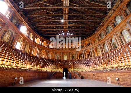 Parma, Italien, Emilia Romagna, 4. August 2020 - das Farnese Theater Detail, Pilotta Palast, touristischer Ort, Fornasetti Ausstellung Stockfoto