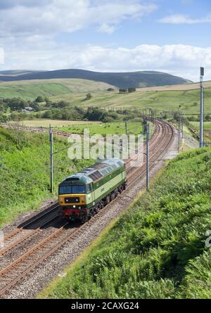 Locomotive Services LTD Britische Eisenbahnen grüne Lokomotive der Baureihe 47 47501 mit leichtem Antrieb an der Westküste in Cumbria Stockfoto