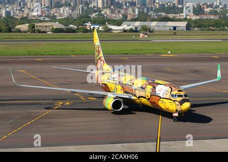 Gol Airlines Boeing 737 mit Graffiti spezielle Lackierung von OS Gemeos brasilianischen Künstlern gemacht. Die Lackierung der Twins-Flugzeuge in Porto Alegre, Brasilien. Stockfoto